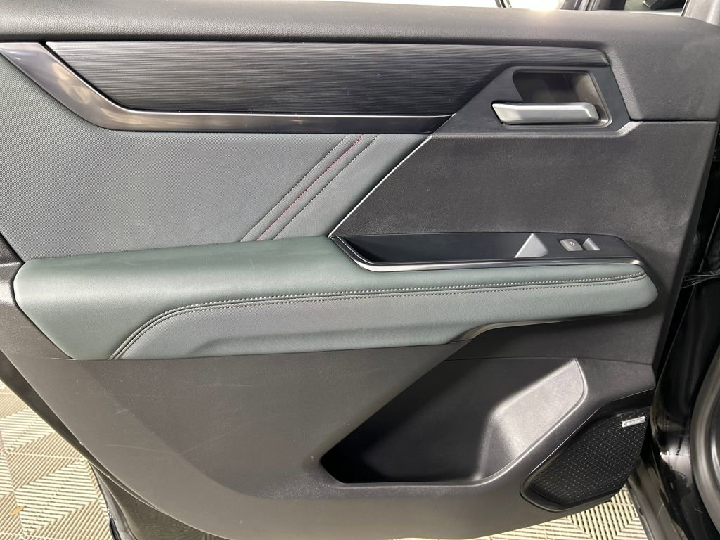 Used 2024 GMC Acadia AT4 w/ Luxury Package image 16