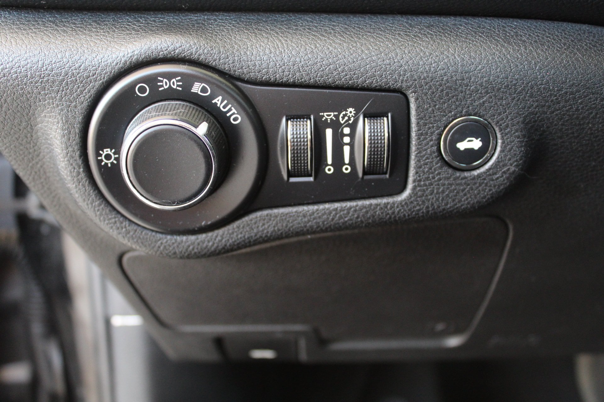 Used 2015 Chrysler 200 Limited FWD image 28