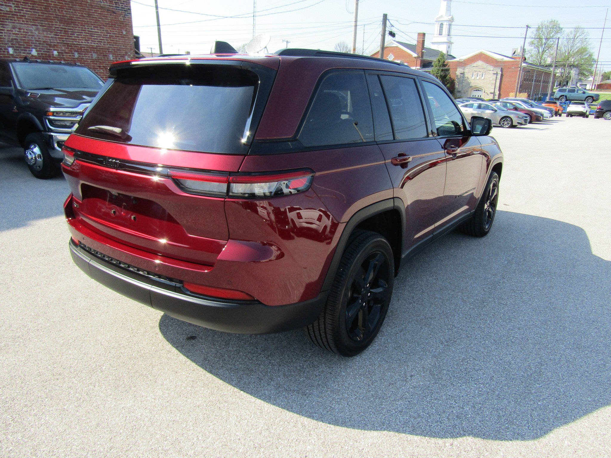 Used 2024 Jeep Grand Cherokee Altitude AWD/4WD image 3