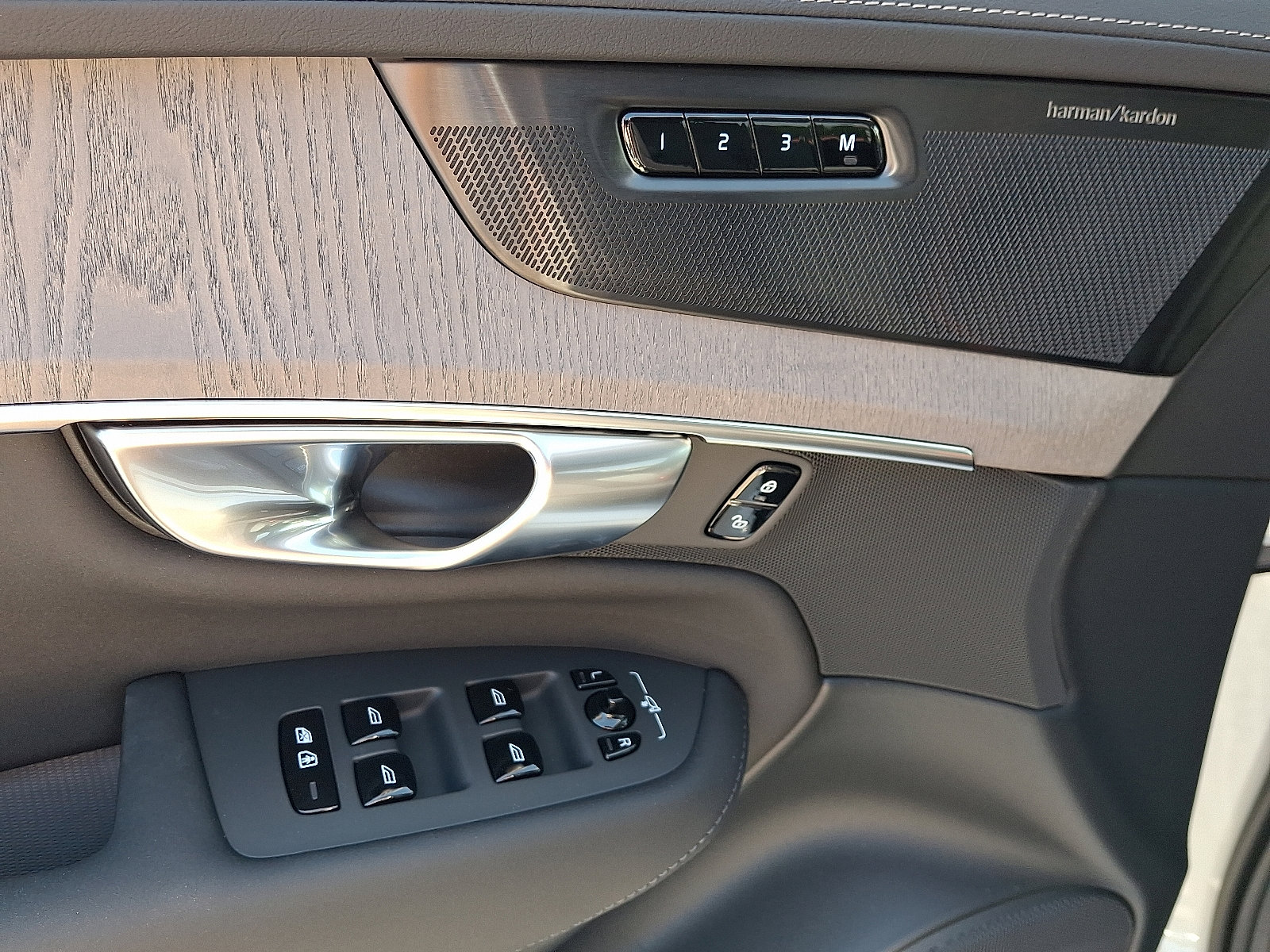 New 2026 Volvo XC90 B6 Ultra w/ Protection Package Premier image 9