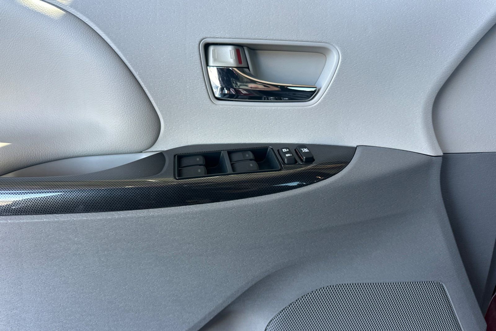 Used 2014 Toyota Sienna SE FWD image 12