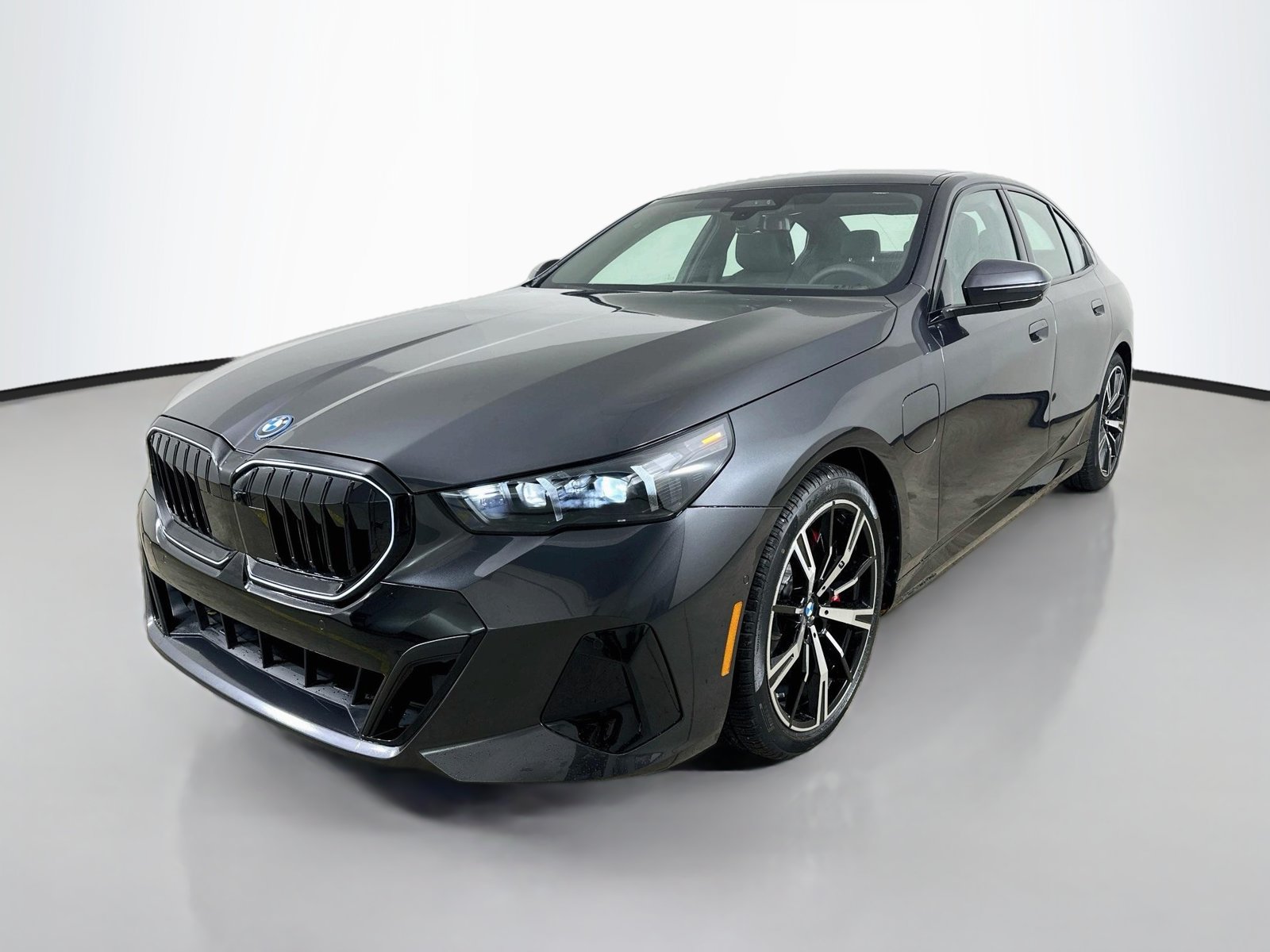 New 2027 BMW 550e xDrive AWD/4WD image 1