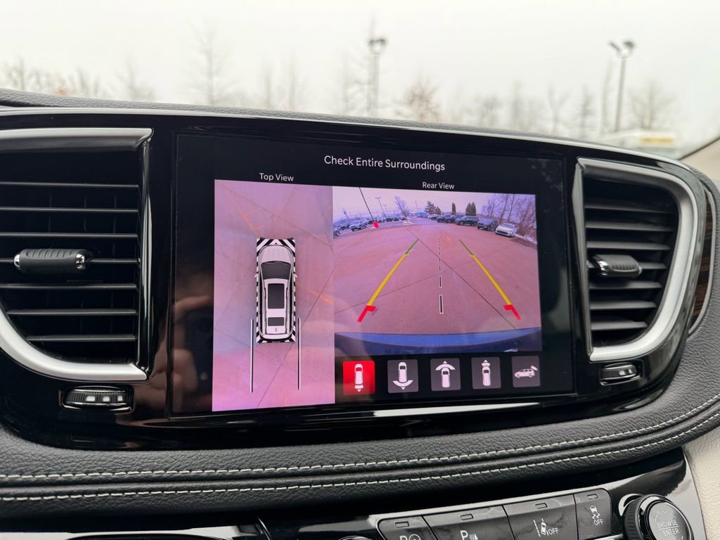 Used 2023 Chrysler Pacifica Limited image 20