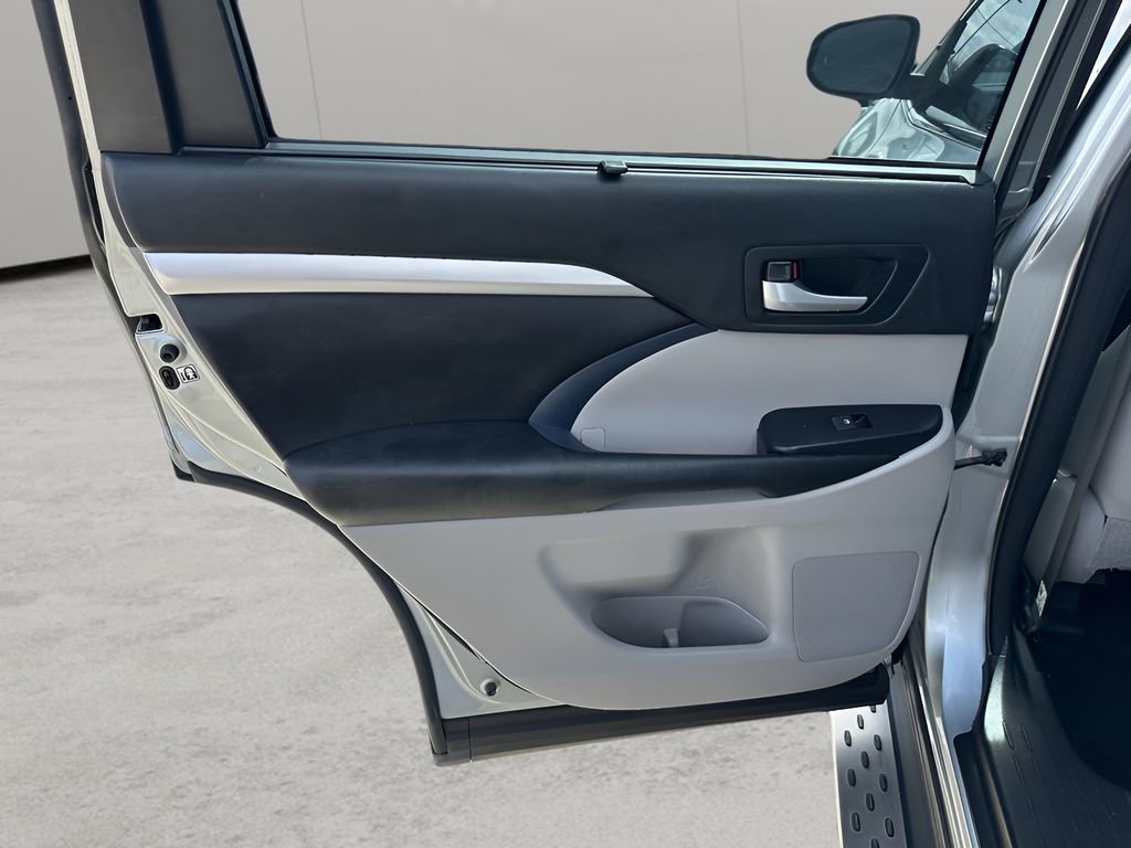 Used 2018 Toyota Highlander XLE image 25