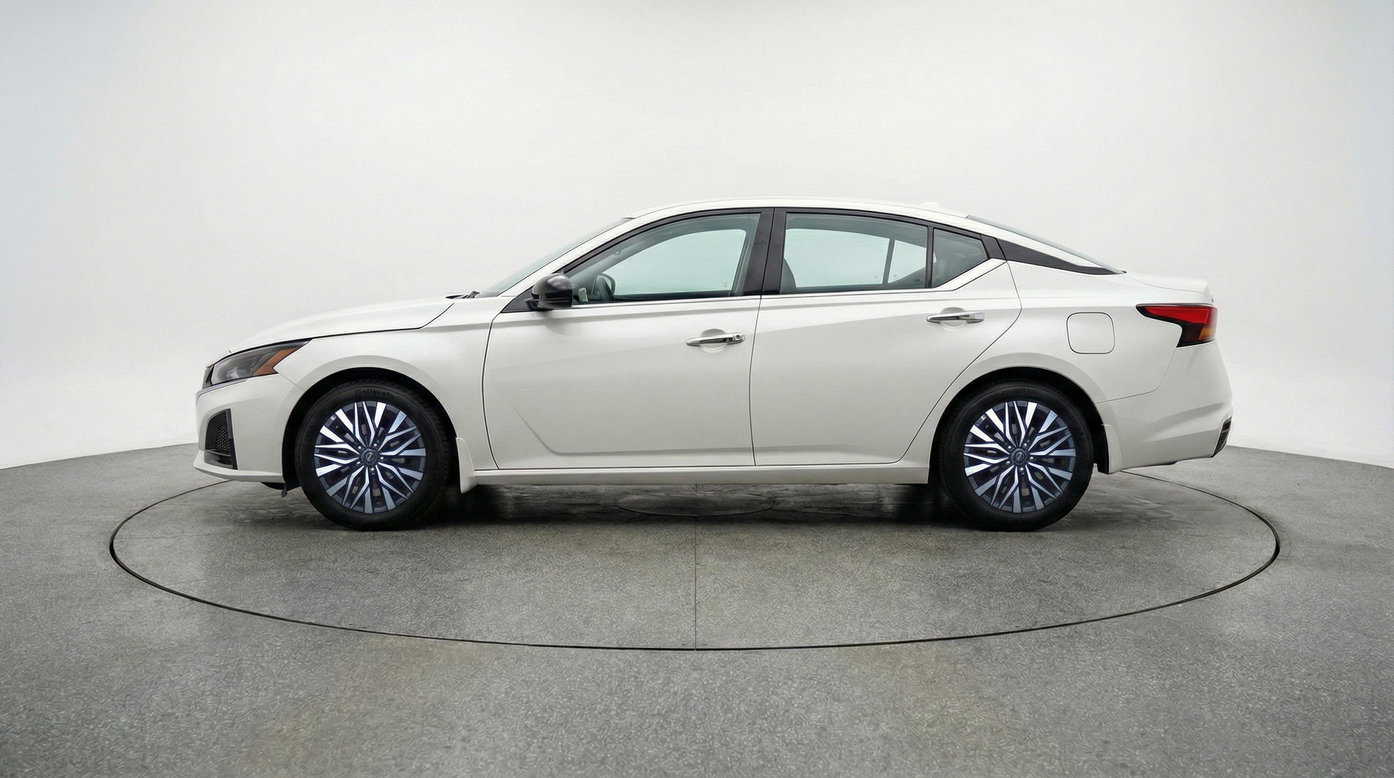 Used 2025 Nissan Altima 2.5 SV FWD image 5