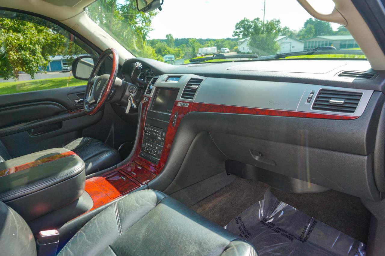 Used 2011 Cadillac Escalade EXT AWD/4WD image 18