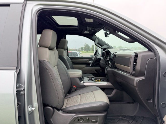 Used 2025 Chevrolet Silverado 2500 ZR2 w/ Technology Package AWD/4WD image 11