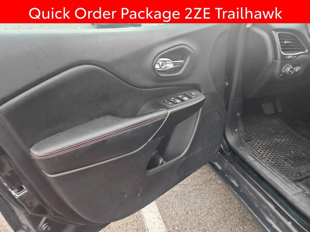 Used 2020 Jeep Cherokee Trailhawk w/ Cold Weather Group AWD/4WD image 5