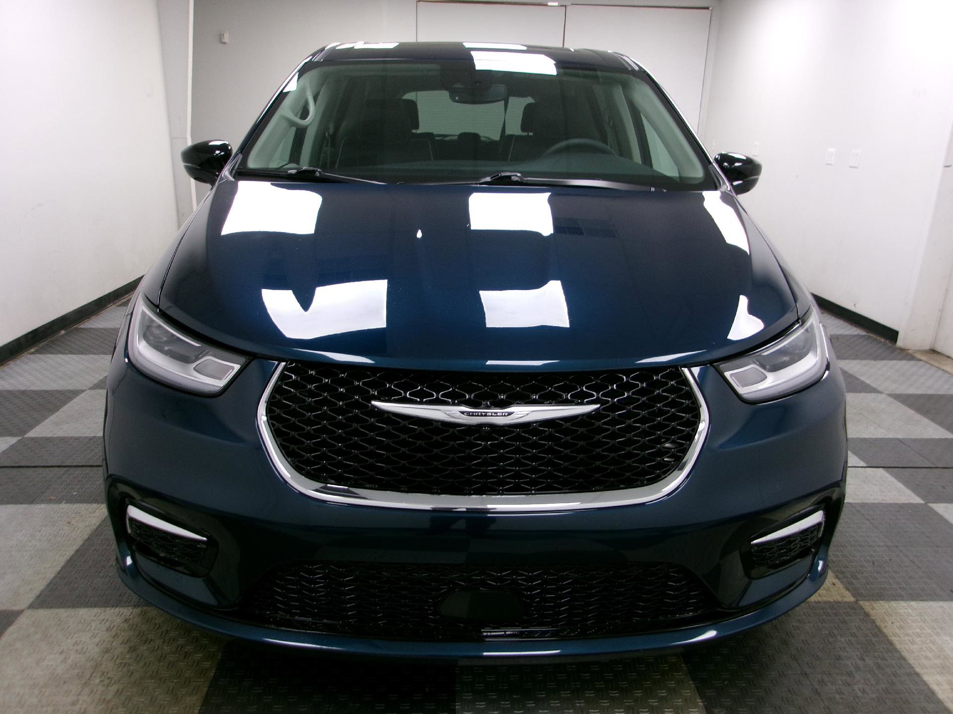 Used 2024 Chrysler Pacifica Limited image 19