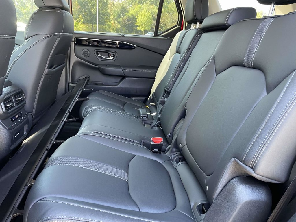Used 2025 Honda Pilot EX-L image 11
