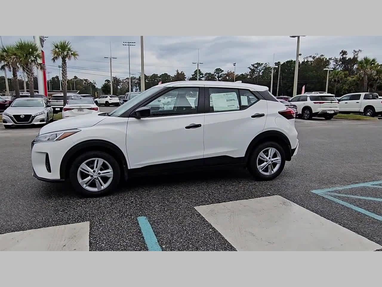 New 2025 Nissan Kicks Play S image 27