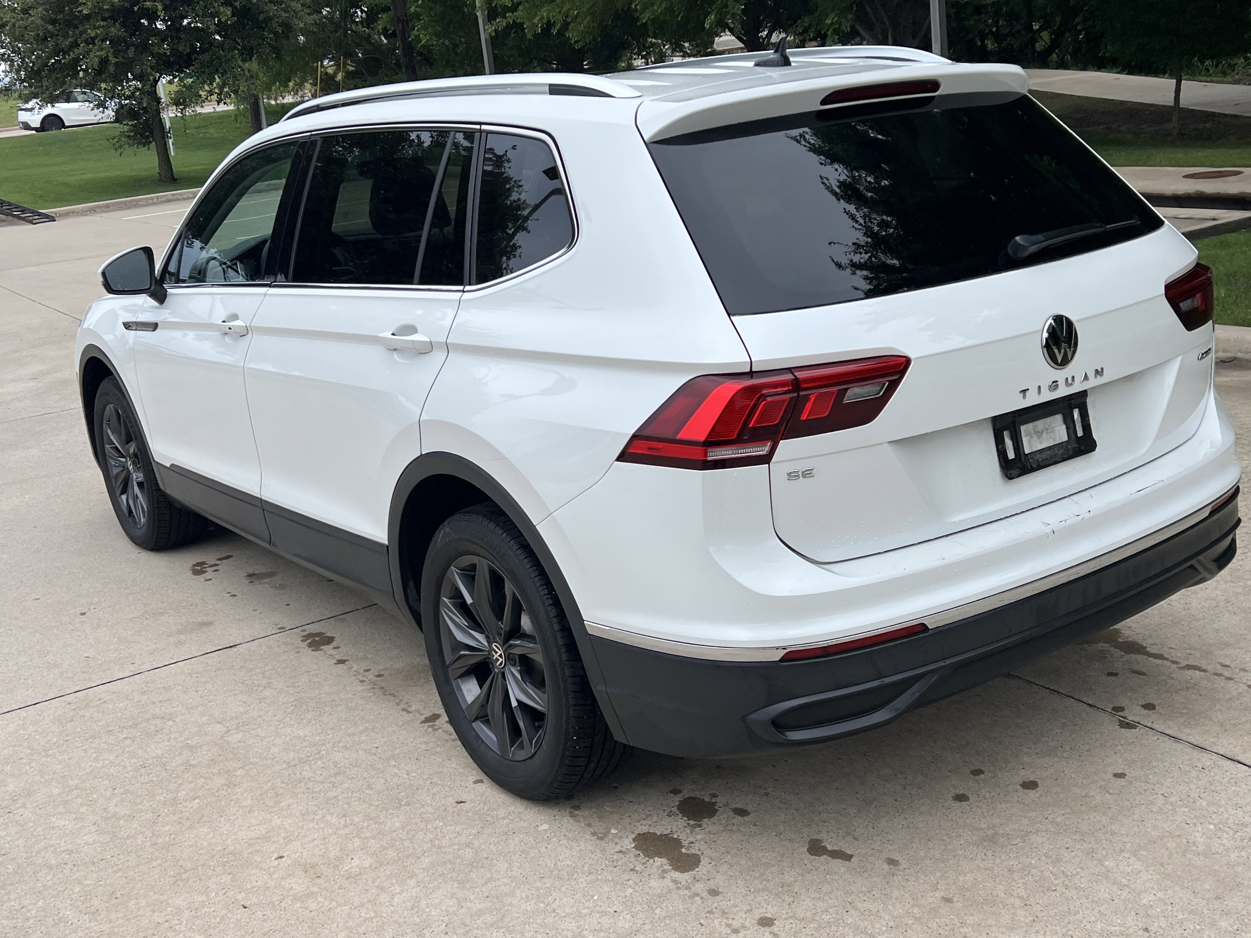 Certified 2023 Volkswagen Tiguan SE w/ Panoramic Sunroof Package AWD/4WD image 8