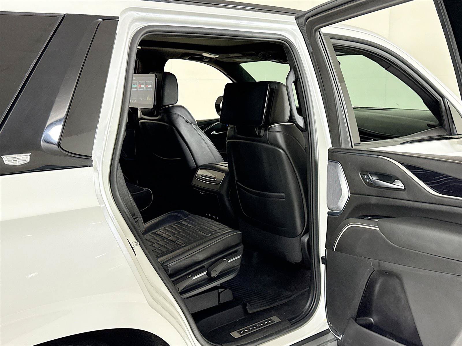 Used 2024 Cadillac Escalade V w/ LPO, ONYX Package AWD/4WD image 33