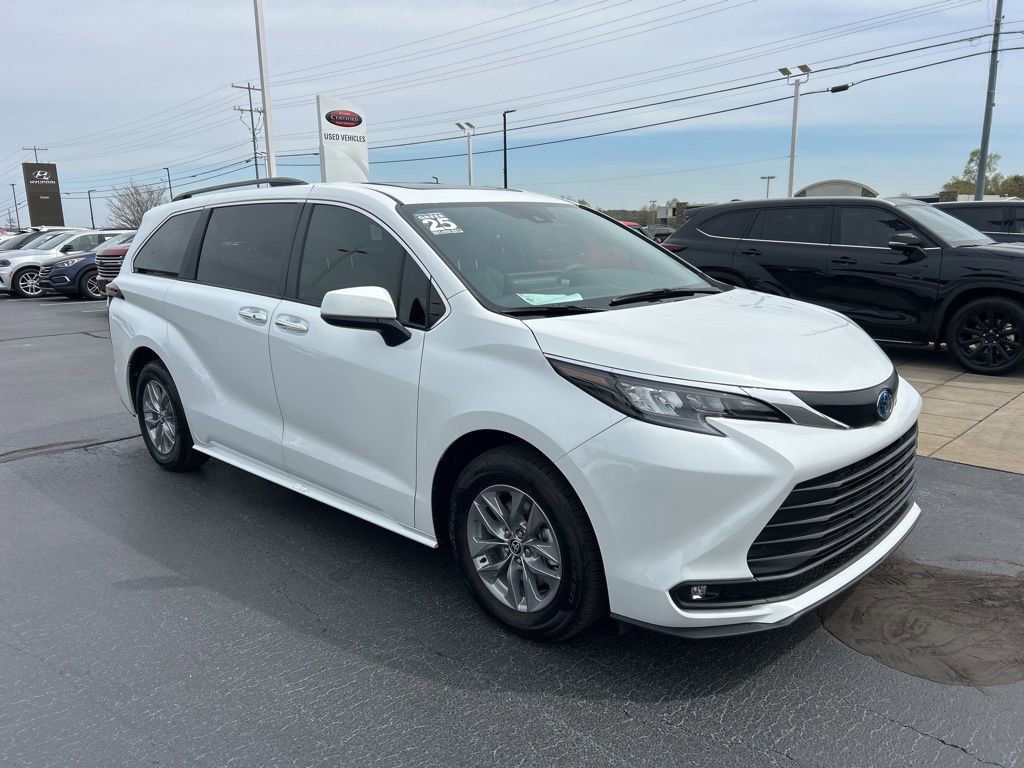 Used 2025 Toyota Sienna XLE image 22