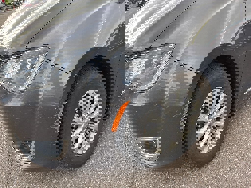 Used 2017 Chrysler Pacifica Touring-L image 5