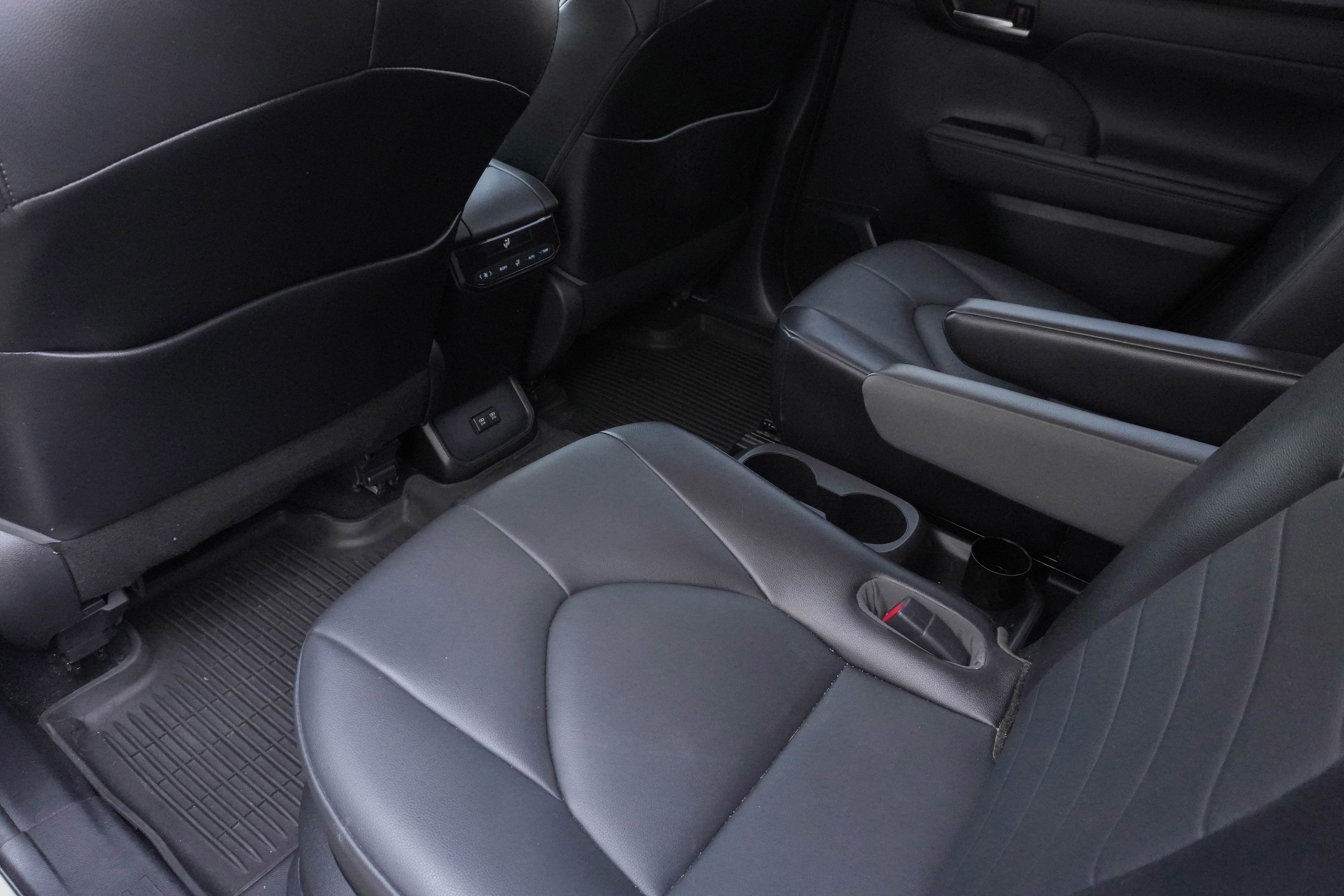 Used 2021 Toyota Highlander XLE FWD image 29