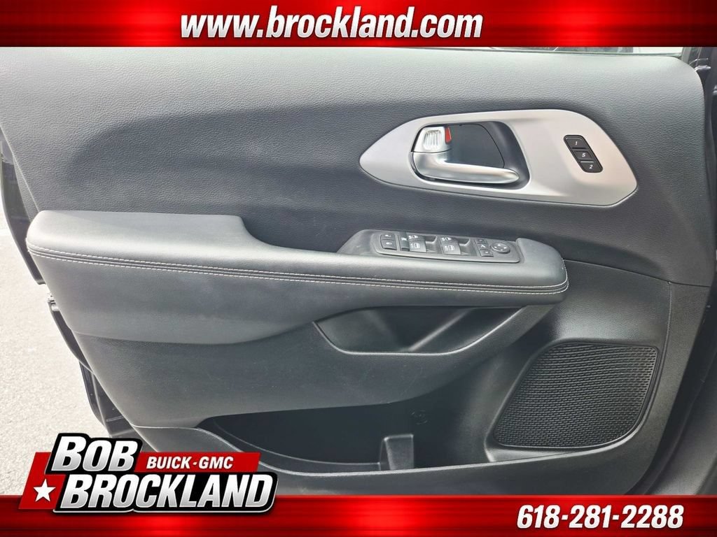 Used 2025 Chrysler Pacifica Limited FWD image 38