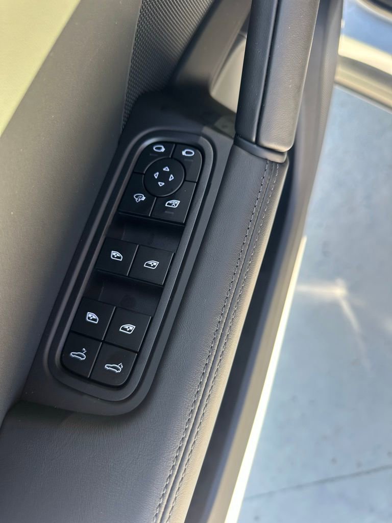 Used 2025 Porsche Cayenne Coupe image 7
