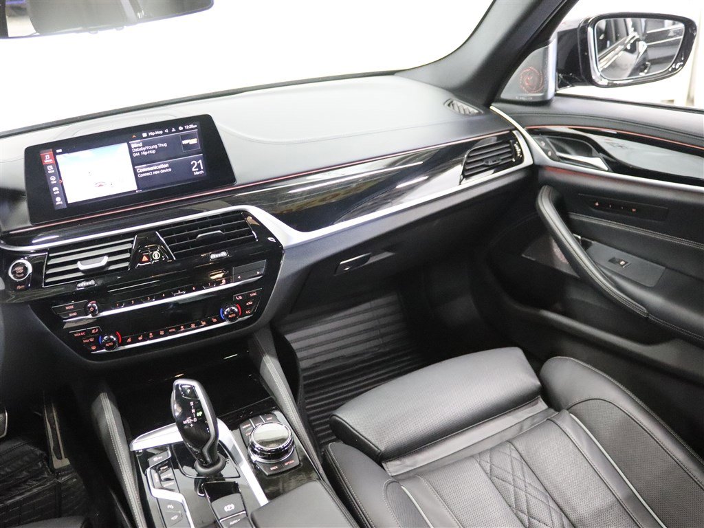 Used 2020 BMW M550i xDrive w/ Executive Package image 18