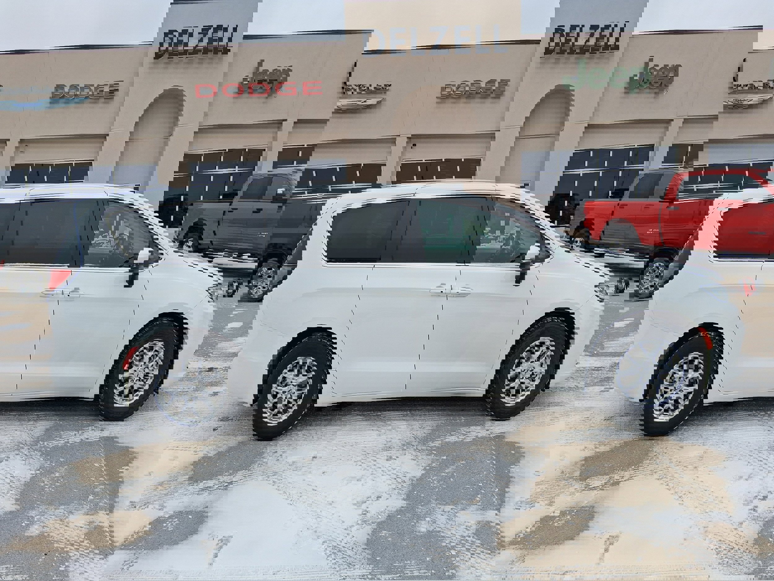 Used 2023 Chrysler Pacifica Touring-L FWD image 1