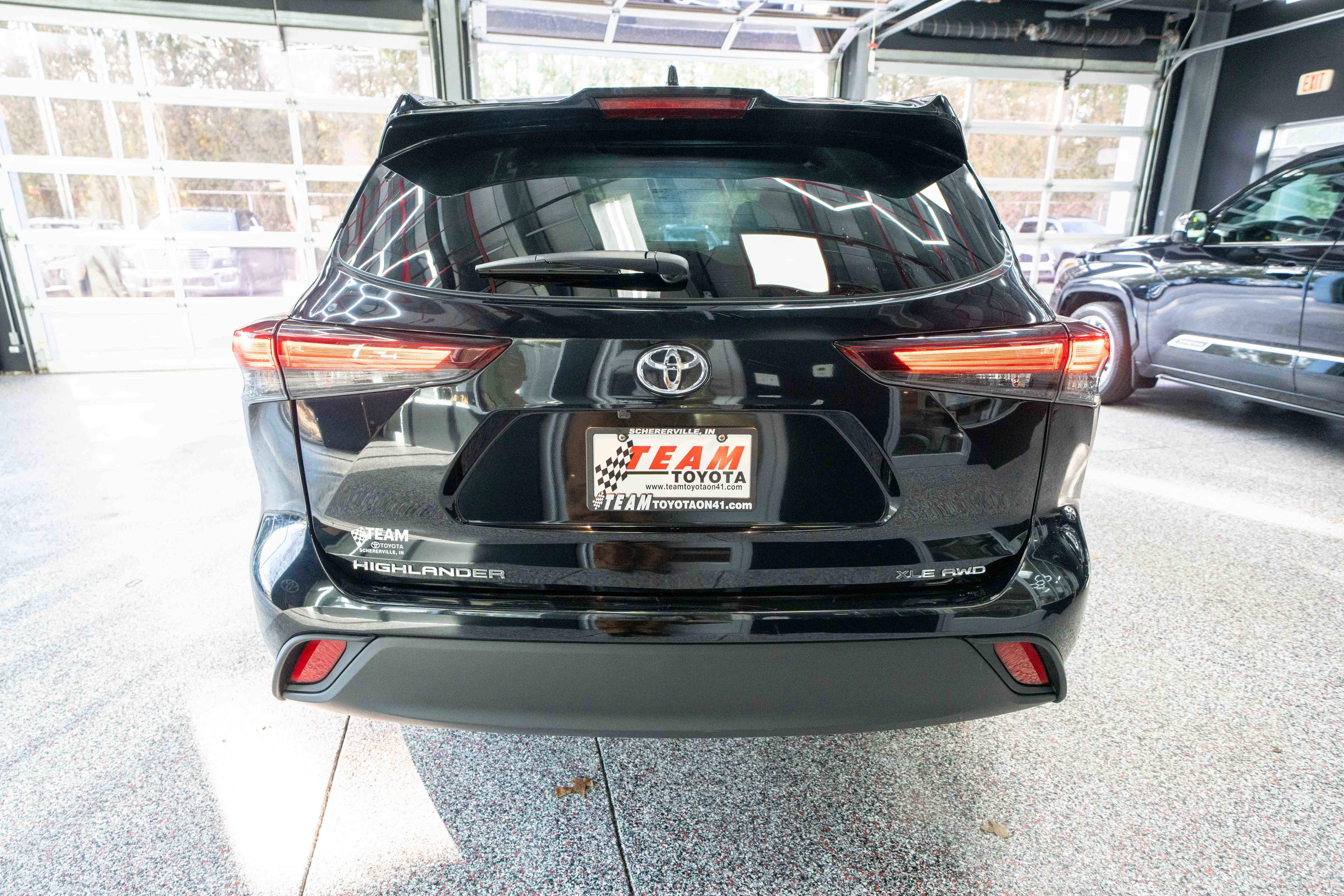 Used 2025 Toyota Highlander XLE image 3