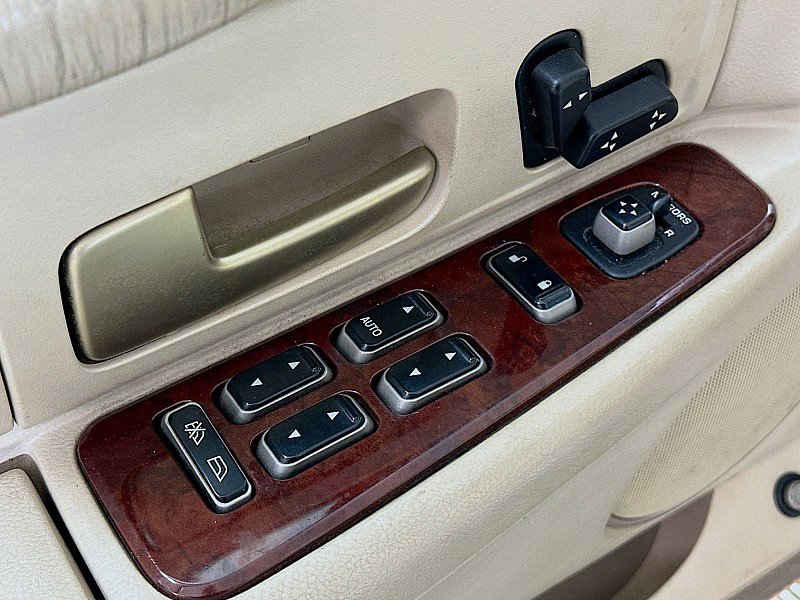 Used 2004 Lincoln Town Car Signature RWD image 16