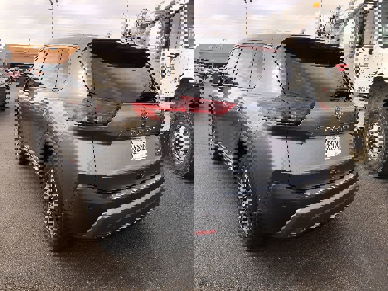 Used 2023 Nissan Rogue SL w/ SL Premium Package image 4