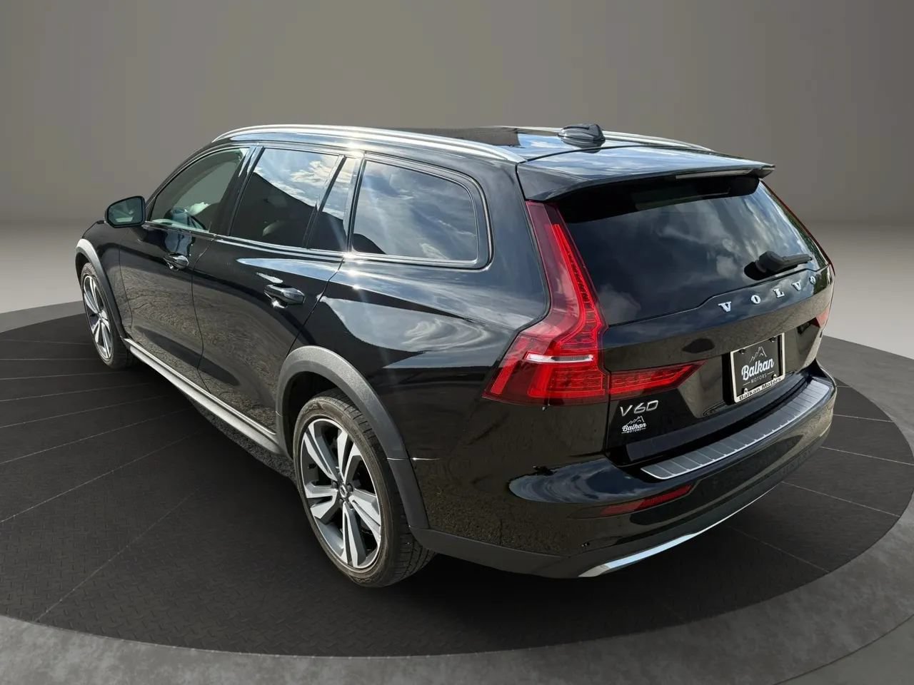Used 2023 Volvo V60 B5 Cross Country Plus w/ Climate Package AWD/4WD image 9