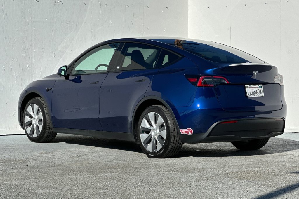 Used 2023 Tesla Model Y 2WD image 5