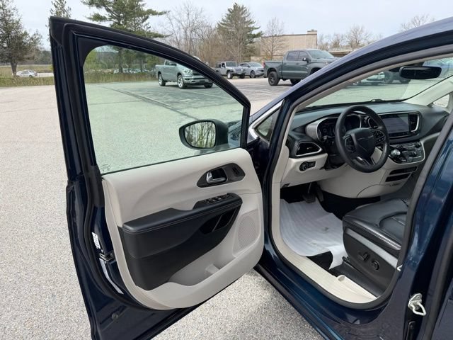 Used 2023 Chrysler Pacifica Touring-L FWD image 22