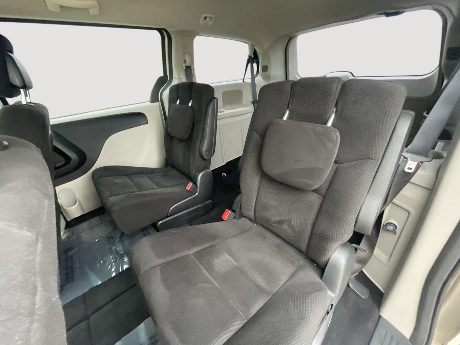 Used 2015 Dodge Grand Caravan American Value Package FWD image 17