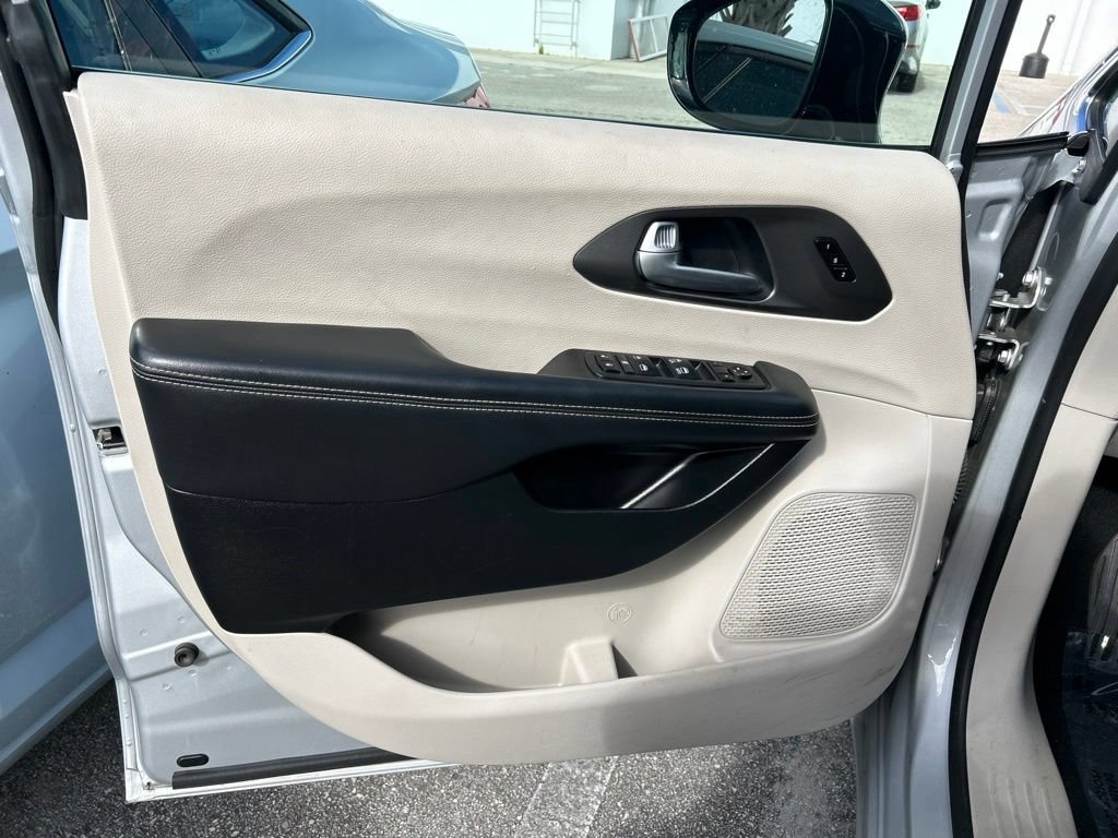 Used 2024 Chrysler Pacifica Touring-L FWD image 11