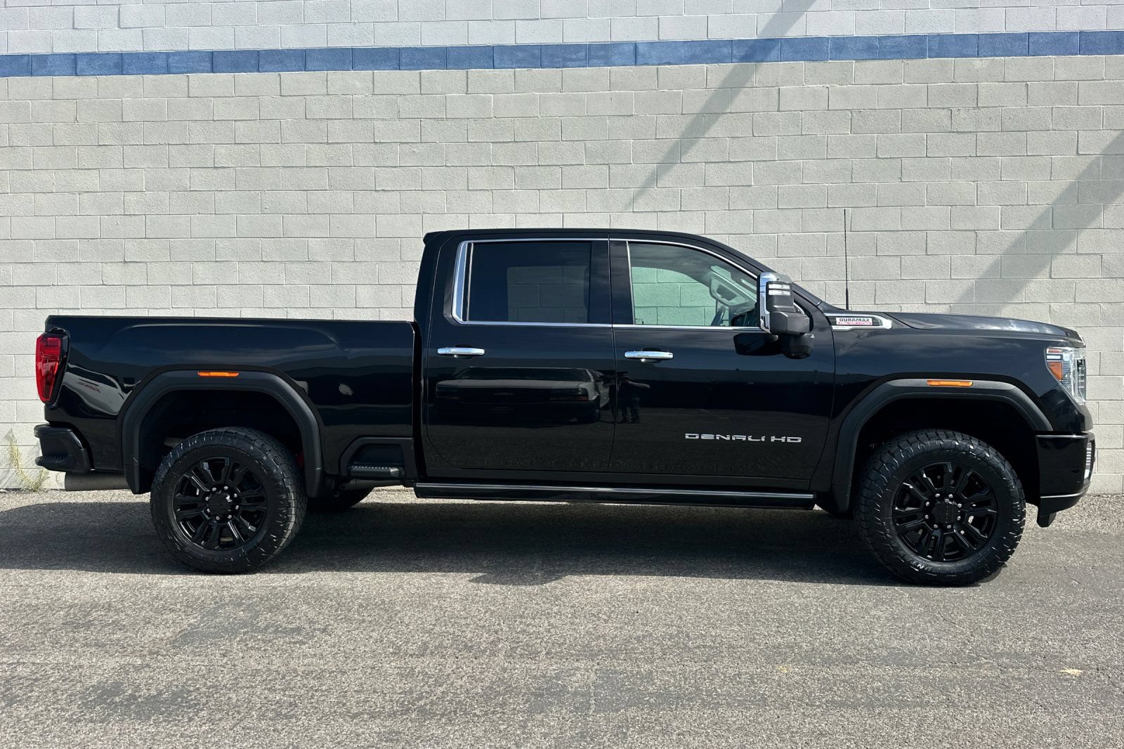 Certified 2021 GMC Sierra 2500 Denali w/ Denali Black Diamond Edition AWD/4WD image 3