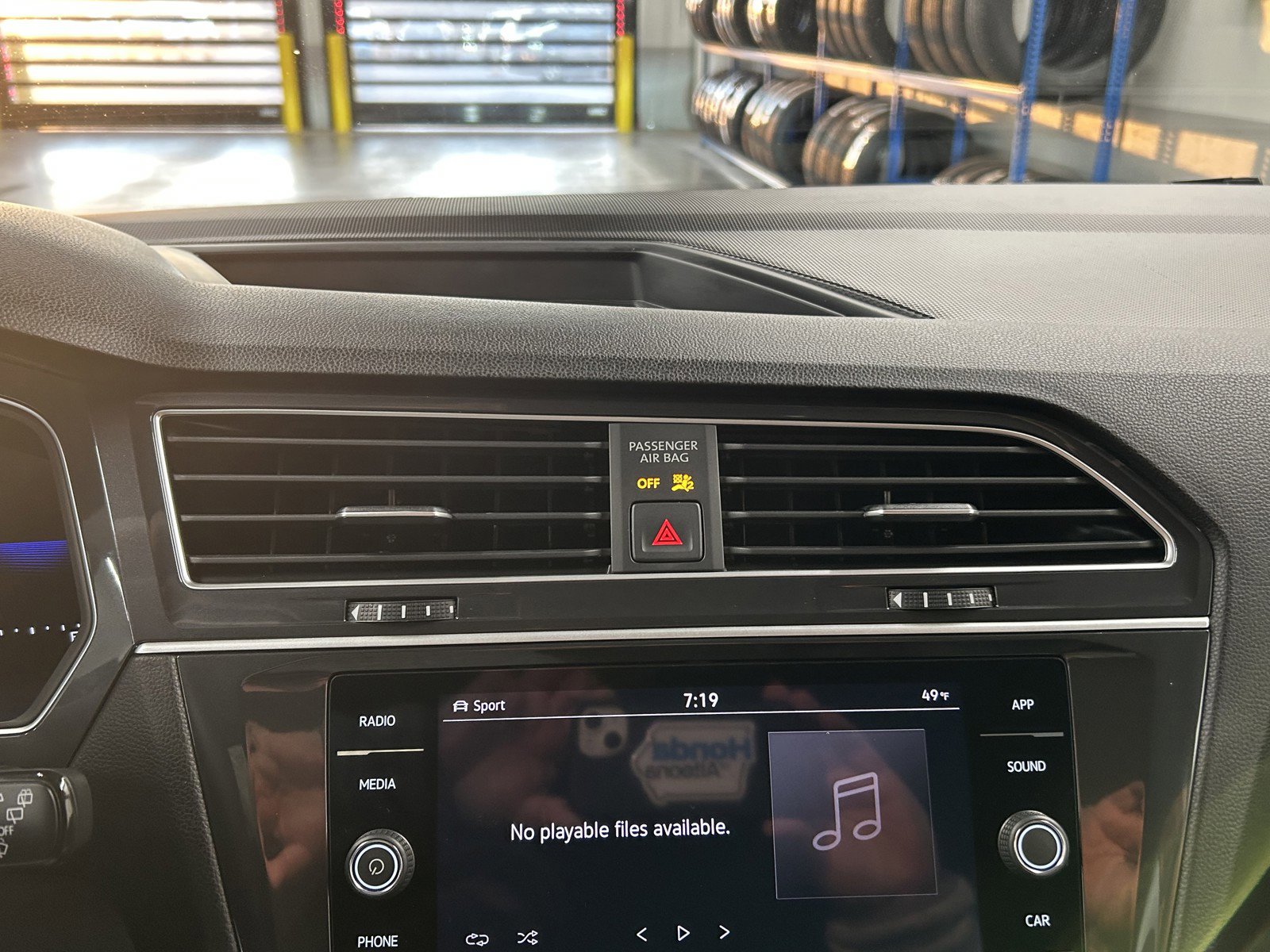 Used 2024 Volkswagen Tiguan SE image 25