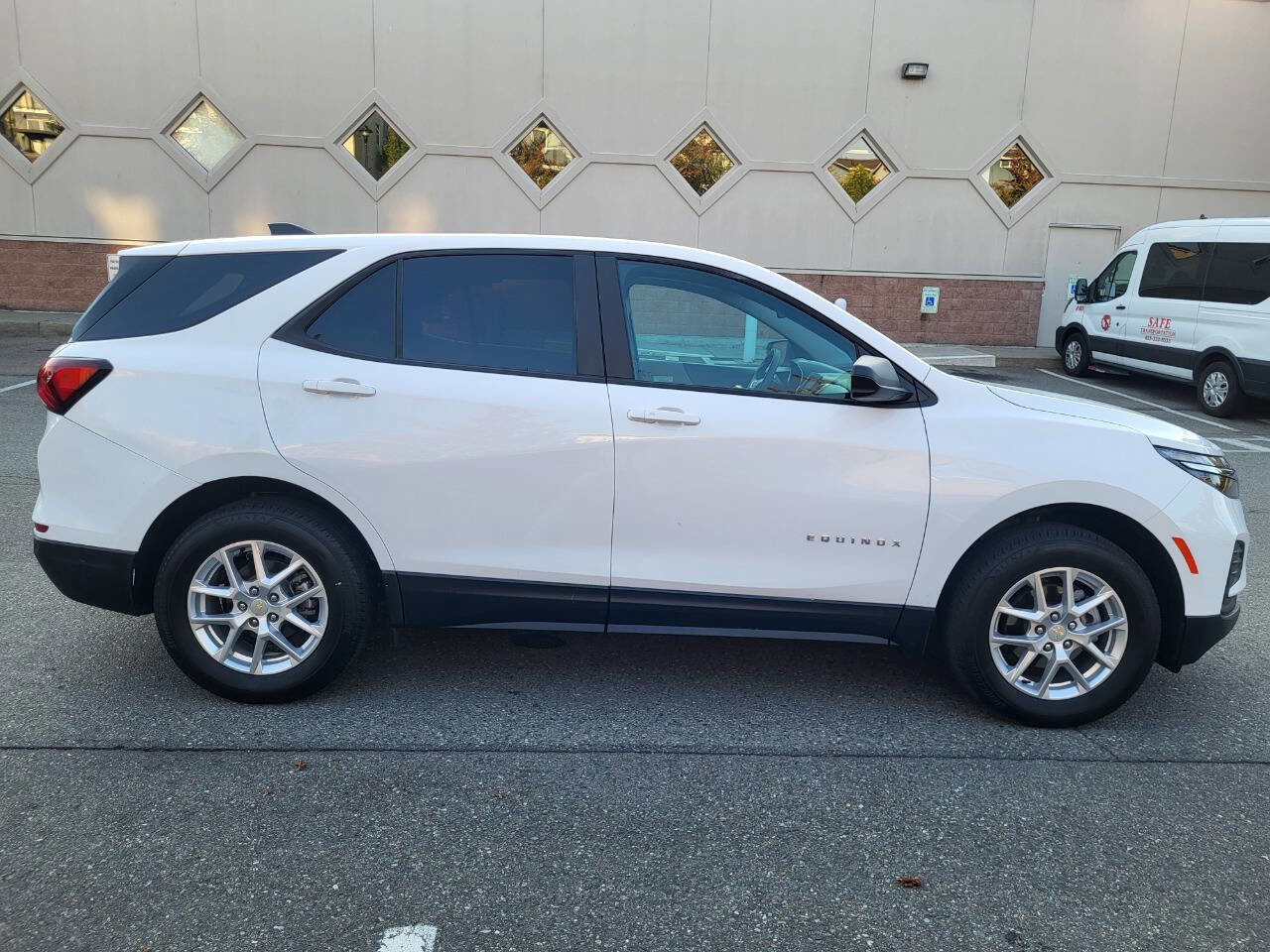 Used 2024 Chevrolet Equinox LS w/ LS Convenience Package image 9