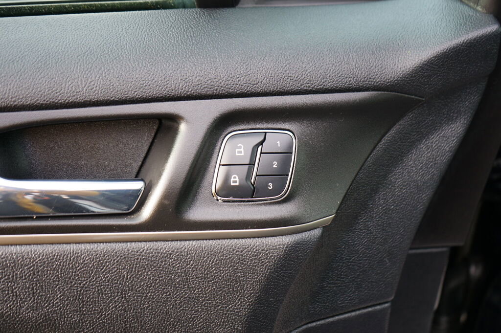 Used 2016 Lincoln MKC Reserve w/ Lincoln MKC Climate Package image 10