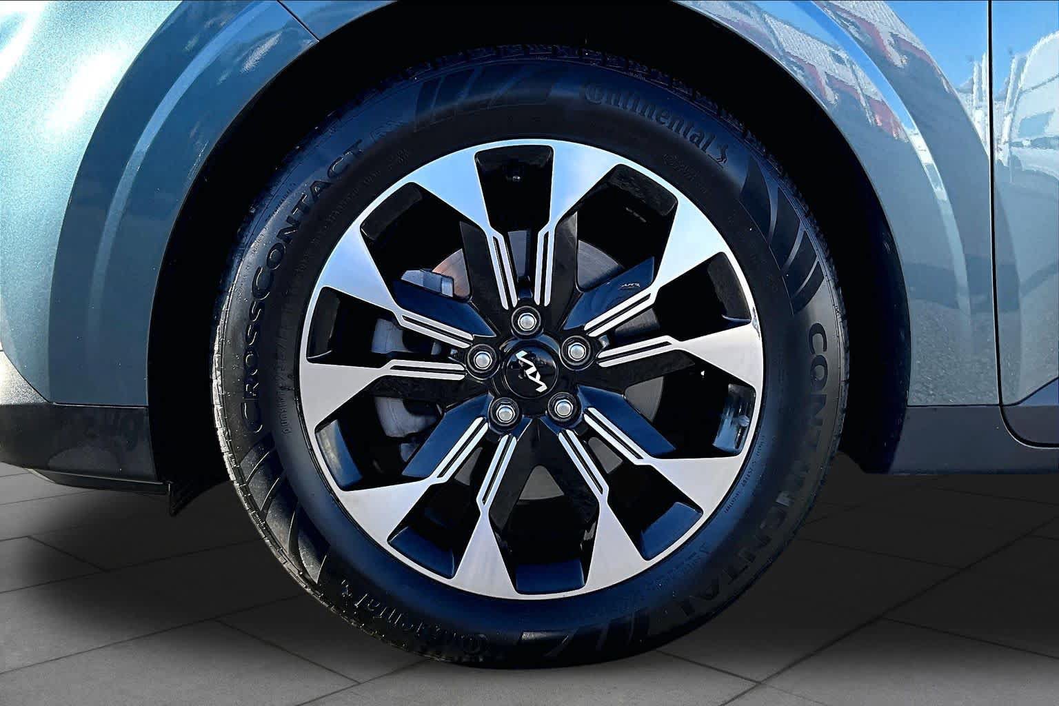 Used 2024 Kia Carnival EX FWD image 11