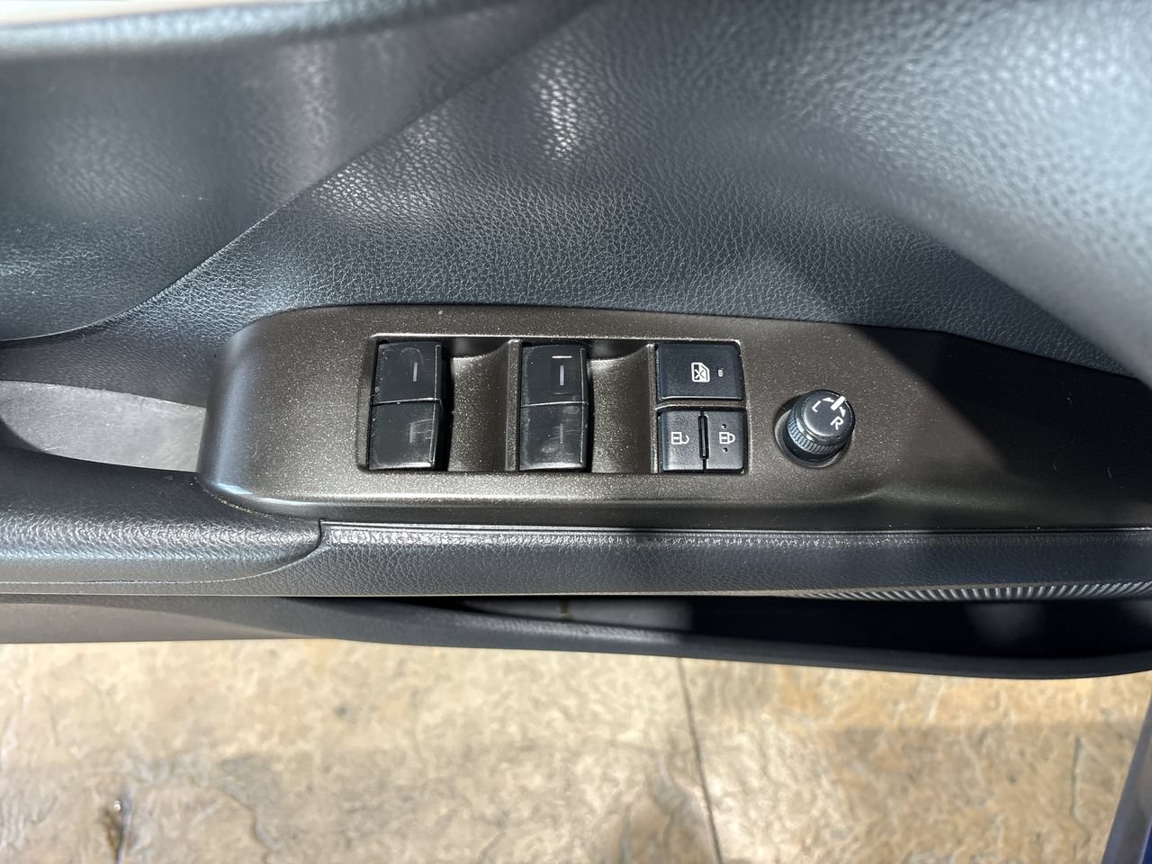 Used 2022 Toyota Camry SE w/ Convenience Package FWD image 13