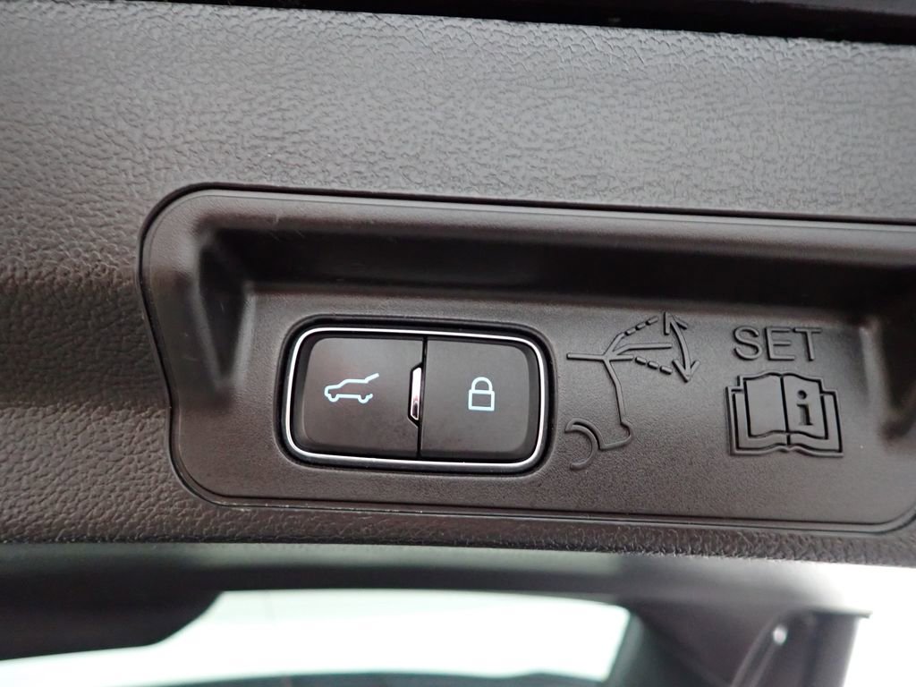 Used 2020 Ford Explorer XLT w/ Comfort Package image 11