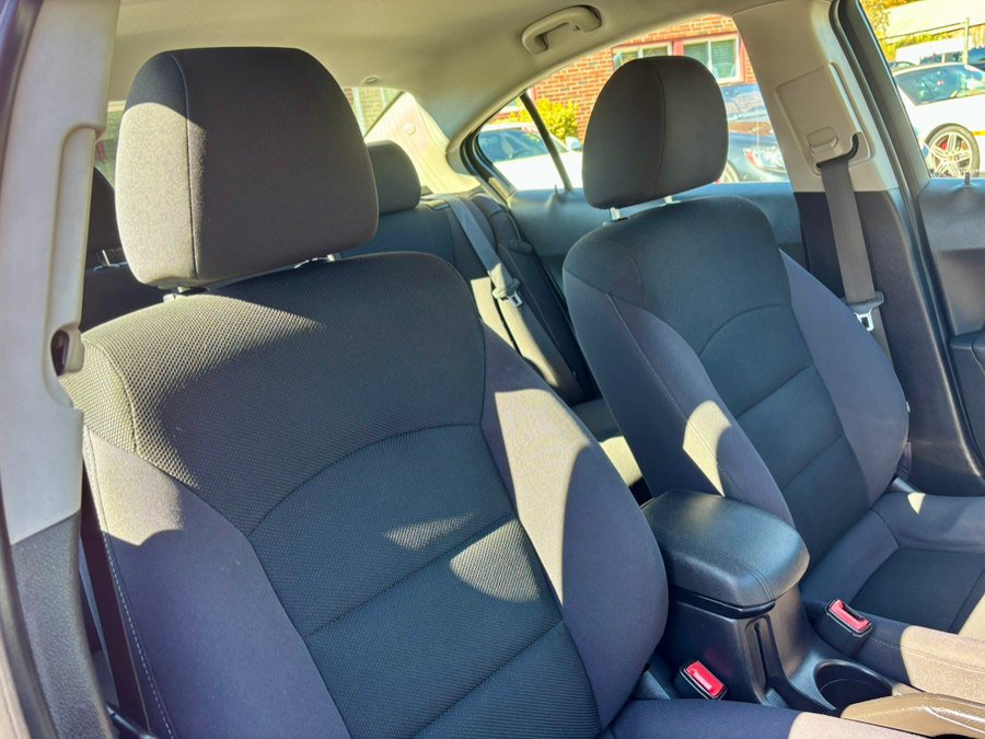 Used 2014 Chevrolet Cruze LT w/ Technology Package FWD image 18