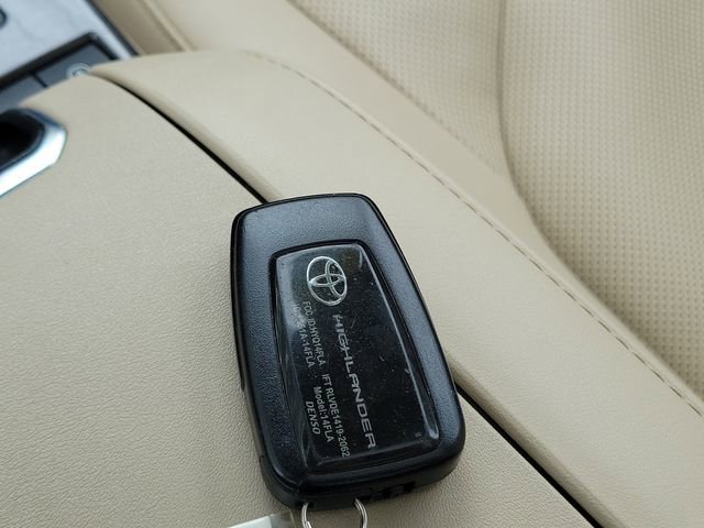 Used 2022 Toyota Highlander Platinum FWD image 40