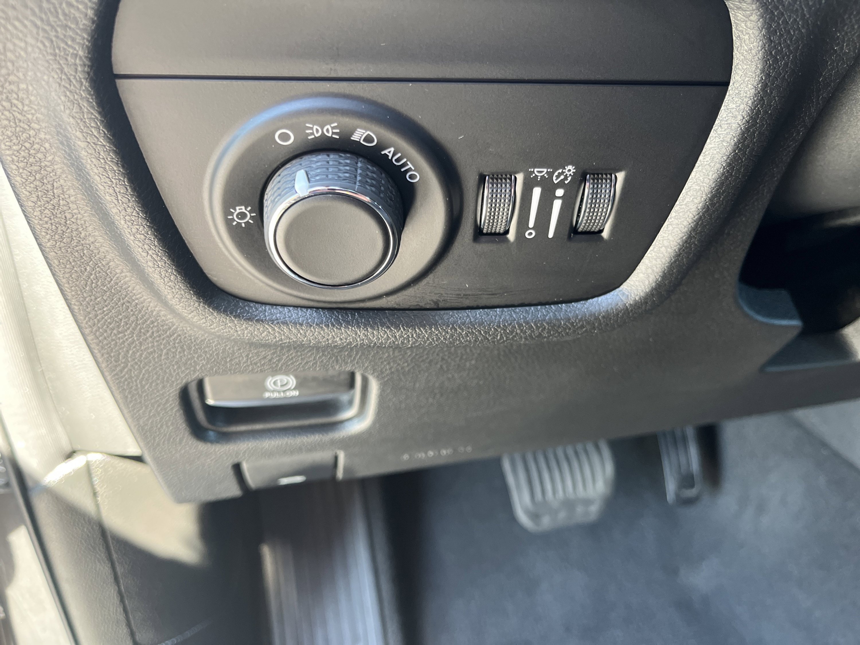 Used 2022 Jeep Grand Cherokee Laredo w/ Luxury Tech Group I AWD/4WD image 17