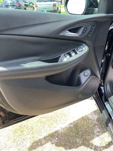 Used 2022 Buick Encore GX Essence image 11