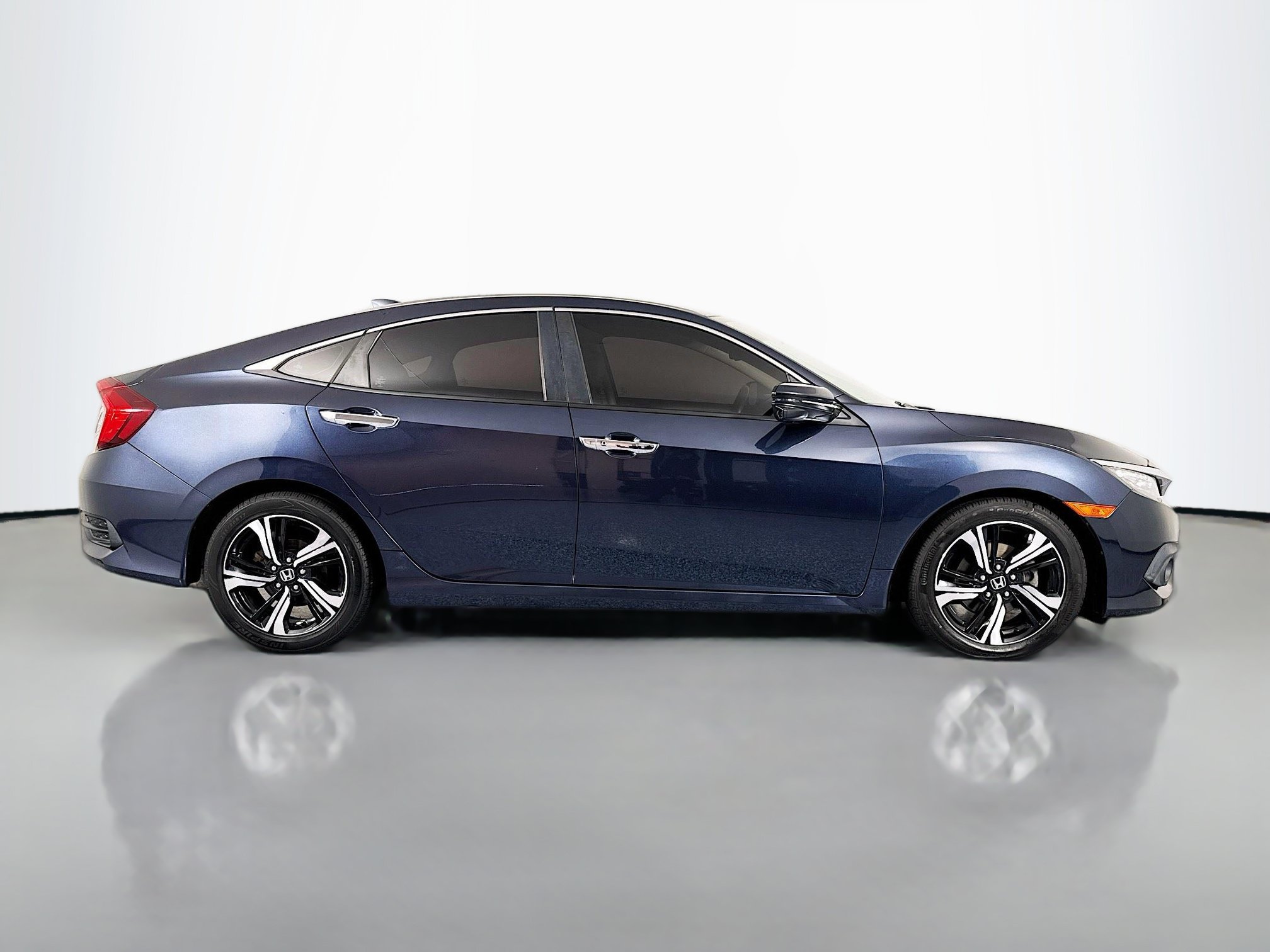 Used 2017 Honda Civic Touring image 4