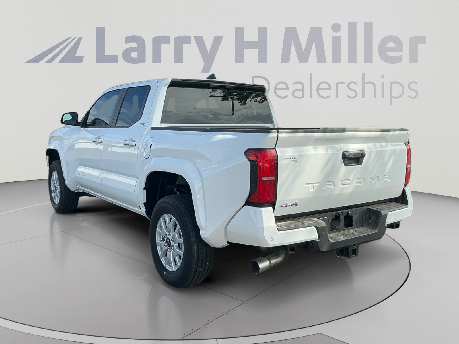 Used 2026 Toyota Tacoma SR5 w/ SR5 Upgrade Package AWD/4WD image 3