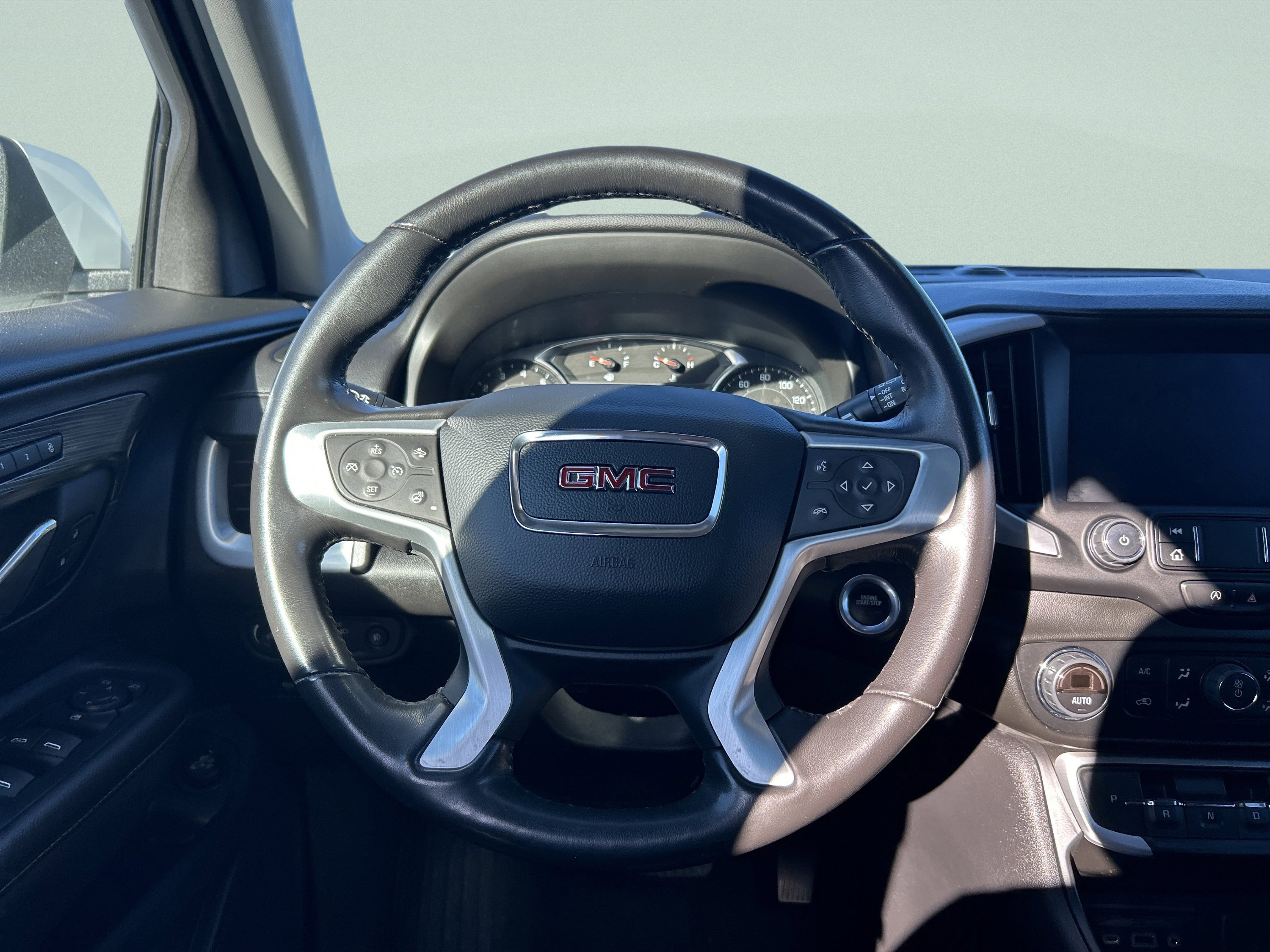 Used 2022 GMC Terrain SLT image 35