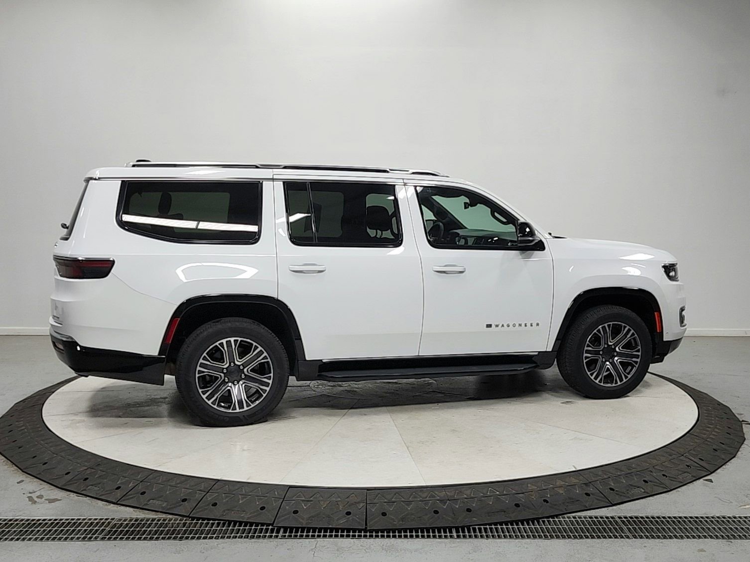 Used 2024 Jeep Wagoneer Series II w/ Flexible Seating Group RWD image 8