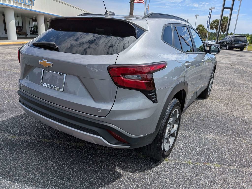 Used 2025 Chevrolet Trax LT FWD image 6