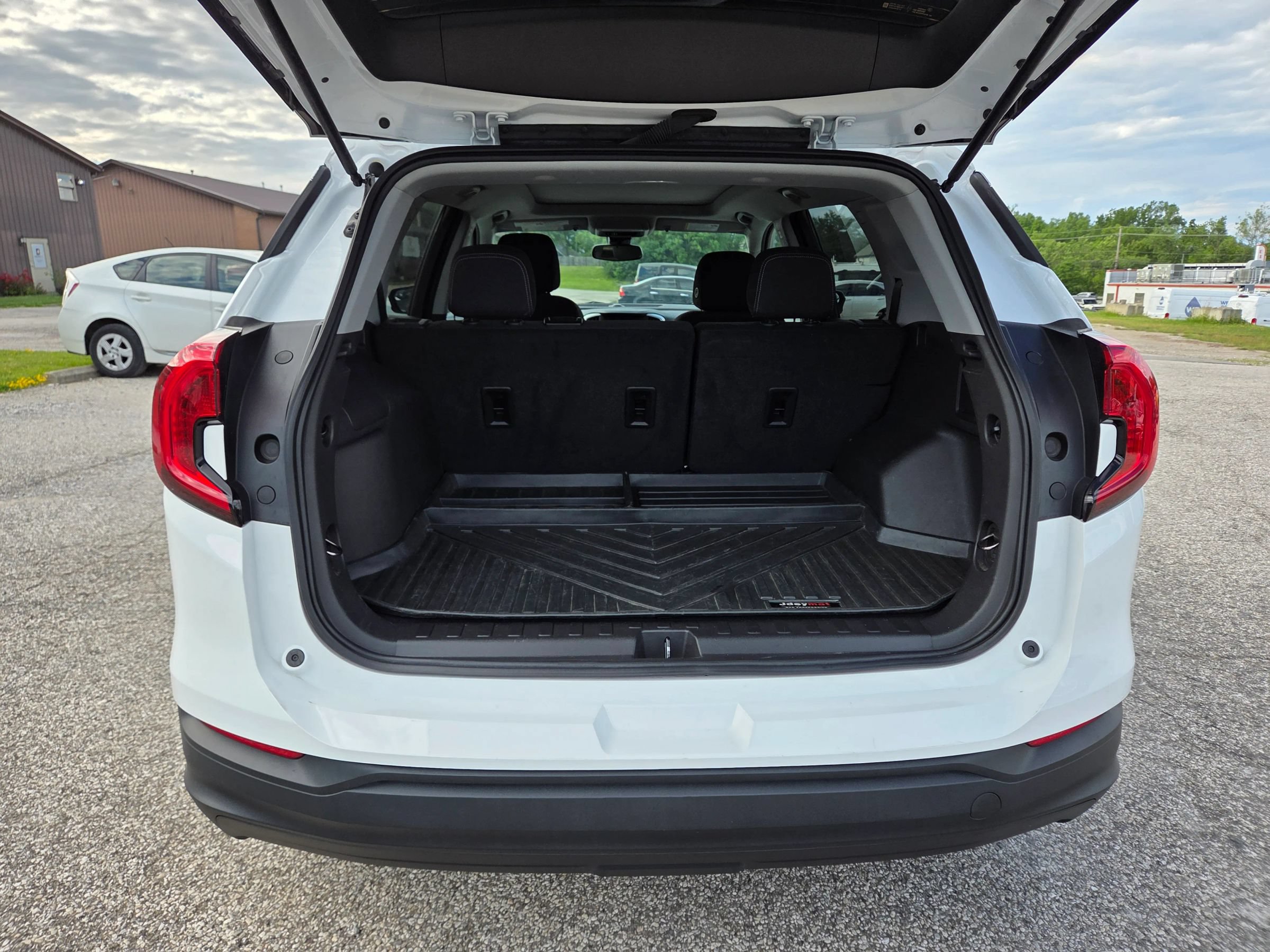 Used 2023 GMC Terrain SLE w/ Driver Convenience Package AWD/4WD image 17