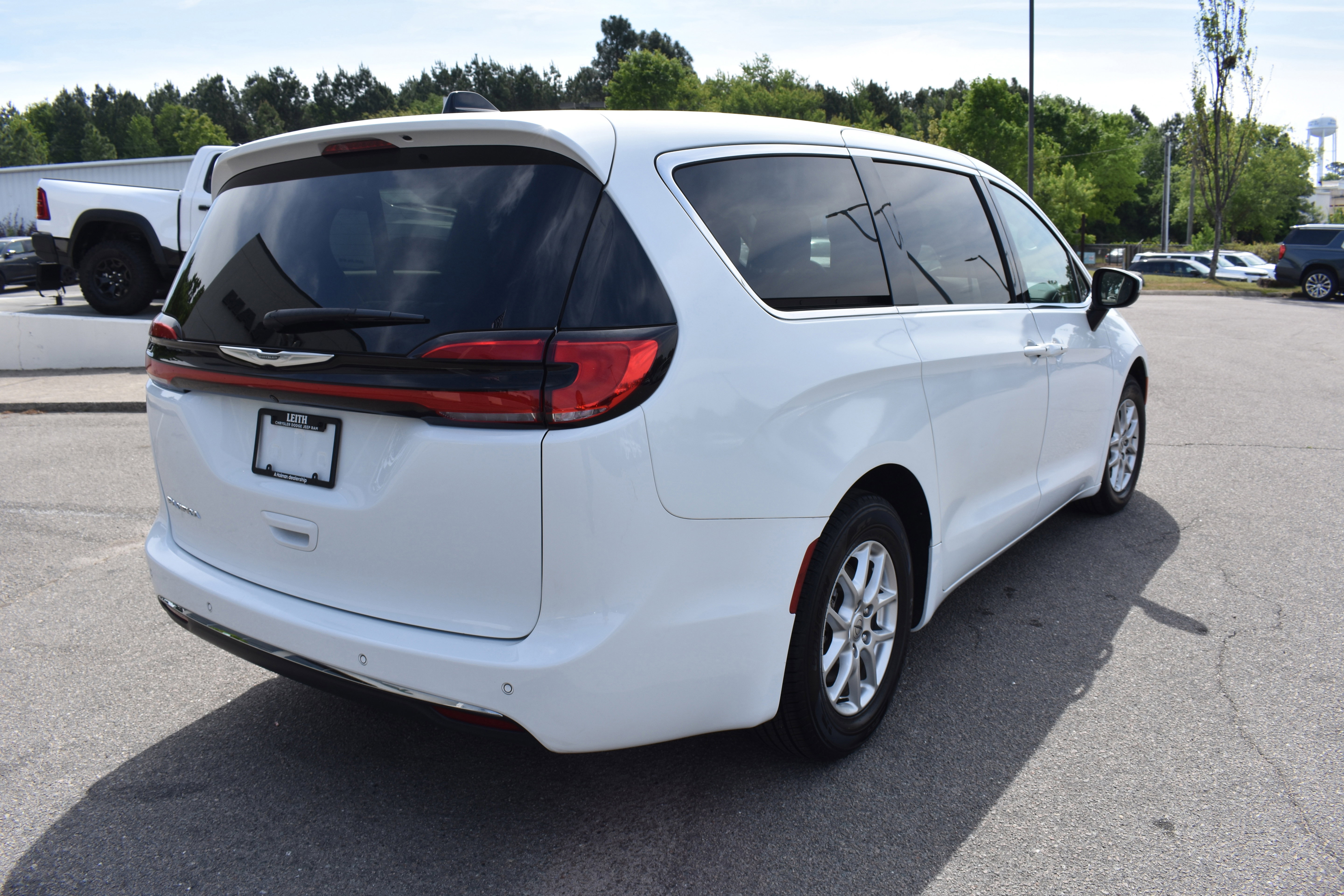 Used 2023 Chrysler Pacifica Touring-L image 9